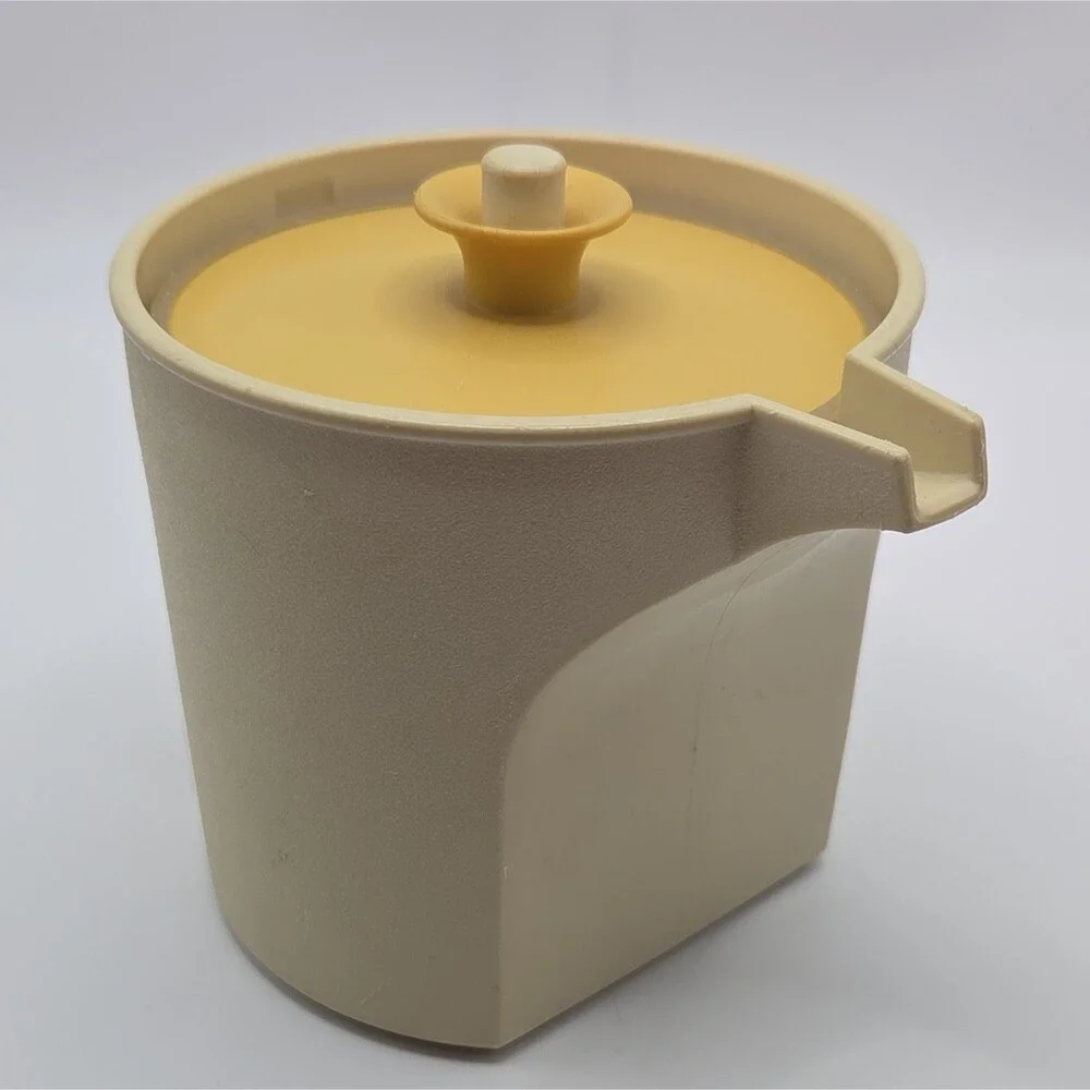 Tupperware 1414-1 Creamer With Button Seal Lid Harvest Gold Almond